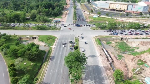 Dynamic Aerial View of a Thriving Urban Intersection with Lush Greenery Video stock 320107697