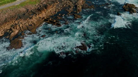 Dynamic and captivating aerial perspective of turquoise waves crashing over 库存影片 336284703