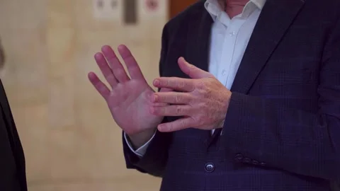 Dynamic and Effective Communication Through the Use of Gestures to Engage Audien 스톡 동영상 293968737