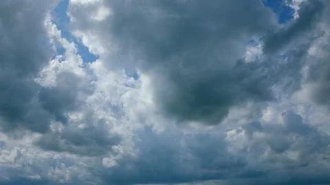 Dynamic and EverChanging Cloud Patterns Against a Bright Blue Sky Filled with Wo Foto stock