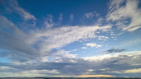 Dynamic and EverChanging Cloud Patterns Stretching Across a Beautiful Serene Hor 스톡 사진