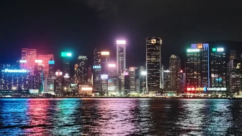 A dynamic and vibrant urban skyline at night in Hong Kong with a steady view 库存影片 338280361