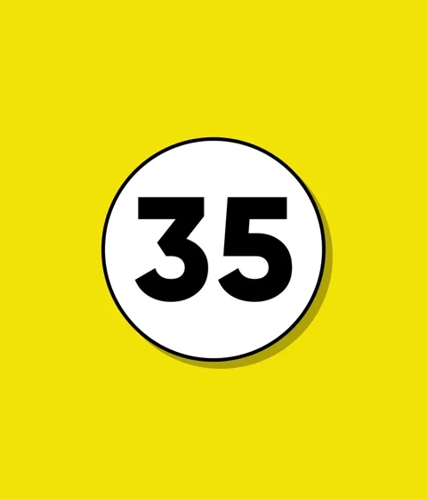 A dynamic animation reveals number 35 inside a white circle with a shadow e.. 스톡 동영상 332396450