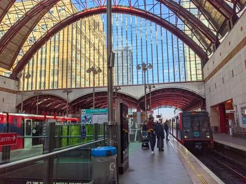 Dynamic Arched Architecture and Commuters at Canary Wharf DLR Station London Stock Photos