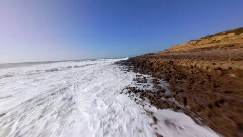 Dynamic beach scene with waves splashing rocks; Ericeira Coxos 库存影片 346369331