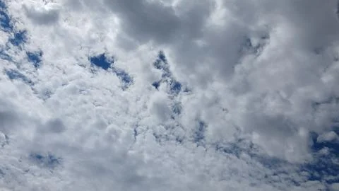 Dynamic Blue Sky and Scattered Cloud Formations 스톡 사진