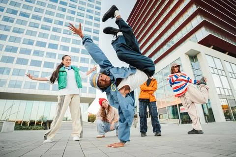 Dynamic breakdancer performing impressive moves showcasing talent and skill in Foto stock