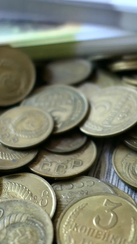 Dynamic Close-Up Of Moving Soviet-Era Coins And Ruble Banknotes 스톡 동영상 305383576