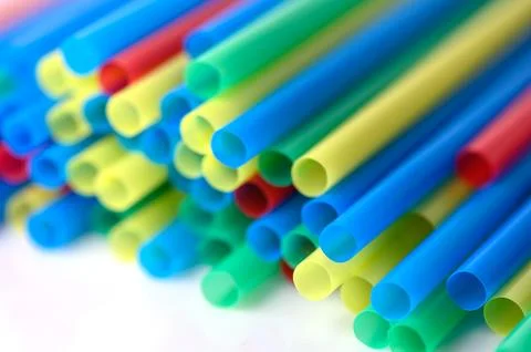 Dynamic Close-Up of Multi-Colored Beverage Straw Terminals Foto stock