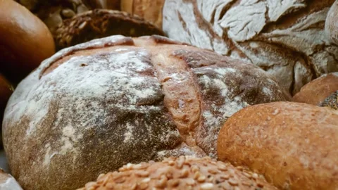 Dynamic close up view of assorted fresh baked breads and rolls, a delicious.. Stockbeeldmateriaal 337337310