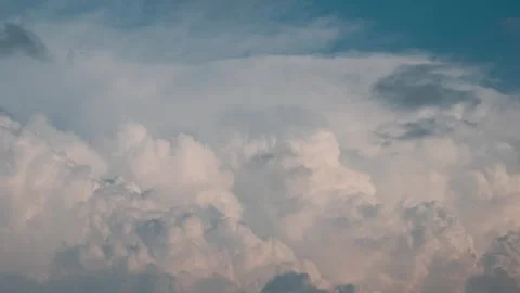 Dynamic cloud formations Stockbeeldmateriaal 283545577