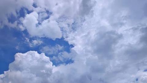 Dynamic Cloud Layers and Blue Sky Contrast Foto stock