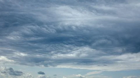 Dynamic Cloud Patterns Continuously Transforming Over a Beautifully Serene Sky a Foto stock