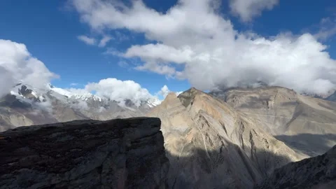 Dynamic Clouds Over Rocky Mountain Landscape in Tibet, China Vídeo Stock 335984991