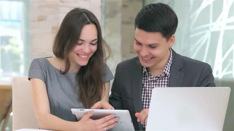 Dynamic collaboration on a tablet Stock Footage 311812402