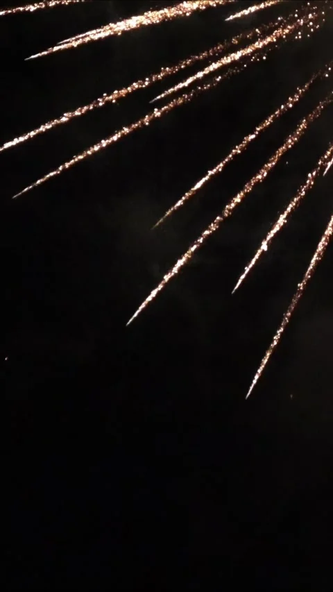 Dynamic display of exploding fireworks in the night sky with original audio. 4K Stockbeeldmateriaal 338061760