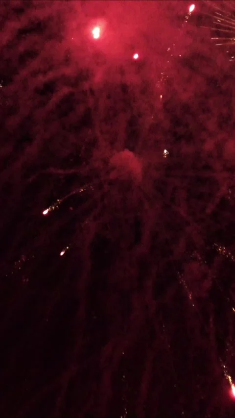 Dynamic display of exploding fireworks in the night sky with original audio. 4K 스톡 동영상 338061829