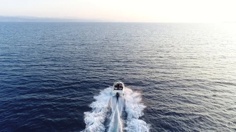 Dynamic drone flight over a driving speed boat 스톡 동영상 104288258