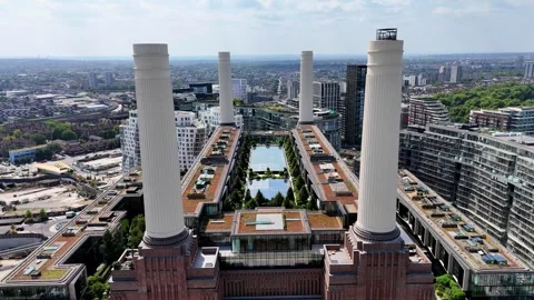 Dynamic drone fly-through between Battersea Power Station’s iconic chimneys in Vidéo 314721403
