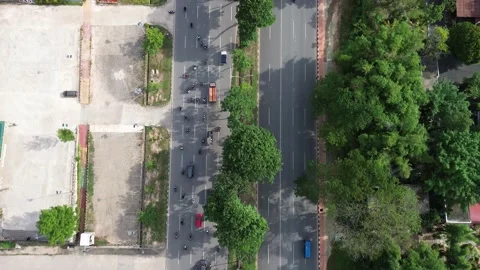 Dynamic drone perspective captures the rhythmic flow of diverse traffic Видео 320066365