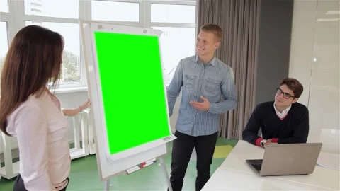 Dynamic duo presenting ideas on a flipchart Stock Footage 311232886