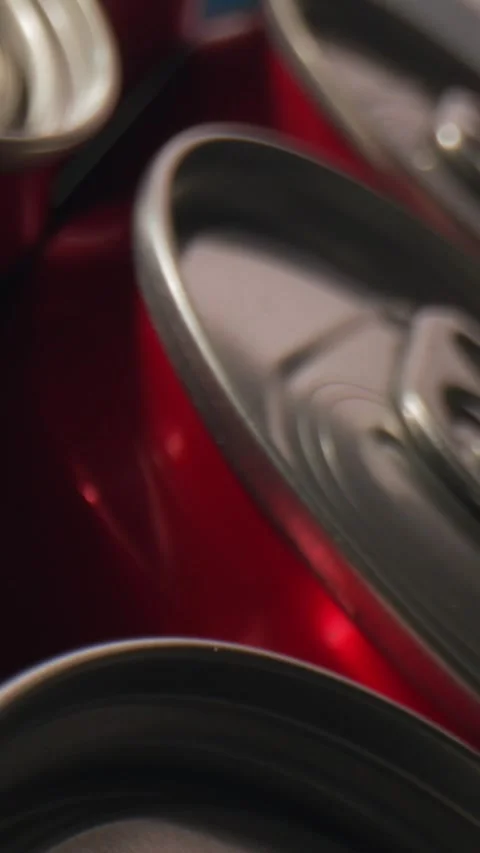 Dynamic Exploration of Glossy Soda Cans in Cinematic Motion Stock-Footage 336824080