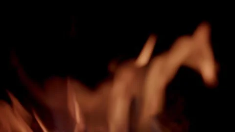 Dynamic Flames in Darkness An Immersive Experience of Captivating Fire Motion an Stockfoto's