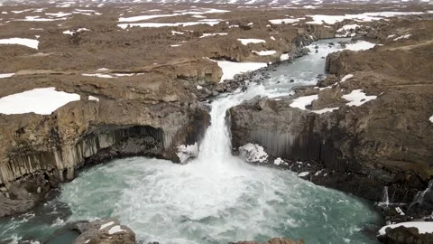 Dynamic footage of powerful waterfall cascading into turquoise pool surroun.. 動画素材 337408184