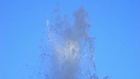 Dynamic fountain spray in front of a classical structure in 4k slow motion .. Видео 265000268