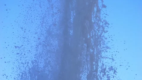 Dynamic fountain spray in front of a classical structure in 4k slow motion .. Видео 265000270