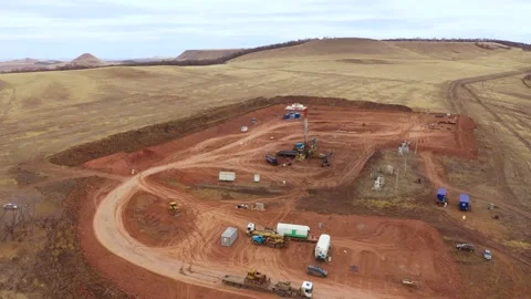 A dynamic frame in which a huge yellow caterpillar bulldozer, lit by the sun Video stock 168122077