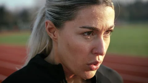 Dynamic, high-speed shot of a close-up of a woman in athletic attire, sweating 库存影片 344894963