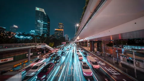 Dynamic Light Trails and Busy Traffic Under Elevated Roadway at Night 库存影片 336225514