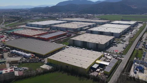 Dynamic long take ascending drone shot over a massive logistics center and .. Vídeo Stock 332479576