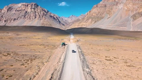 Dynamic Low Drone View of SUV Crossing Rocky Desert Terrain in Spiti India 스톡 동영상 333063229