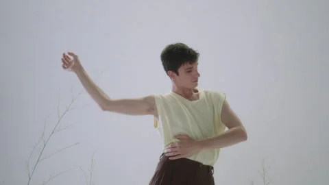 Dynamic man model showcasing dance skills in studio setting Vídeos de archivo 319925154