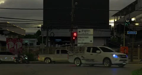 Dynamic night scene of busy urban intersection with traffic lights and vehicles Video stock 339037066