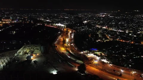Dynamic Nighttime Metropolis from Above, Highways Gleam with Traffic 库存影片 325189347