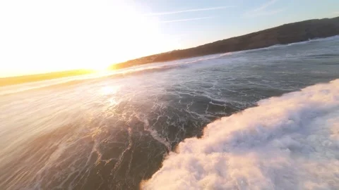 Dynamic ocean surf with sunlit horizon 库存影片 346158167