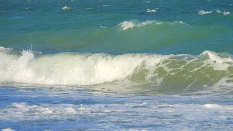 Dynamic ocean waves crashing onto shore in 4k slow motion 60fps Vídeo Stock 284218034