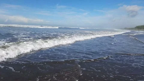 Dynamic ocean waves gently breaking on a dark sandy beach video Vidéo 332287315