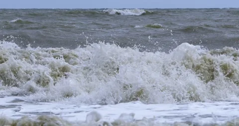 Dynamic Ocean Waves Roiling and Breaking on a Beach in Thailand 스톡 동영상 347402974