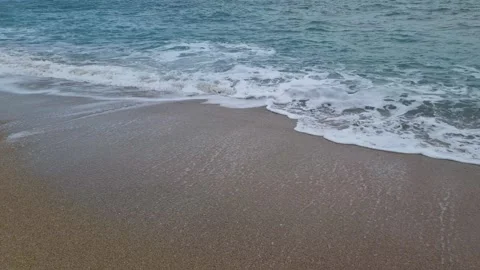 Dynamic ocean waves washing onto sandy beach with foamy shoreline motion Video stock 321651102