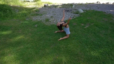 Dynamic outdoor dance performance showcasing fluid movements Vidéo 312734922
