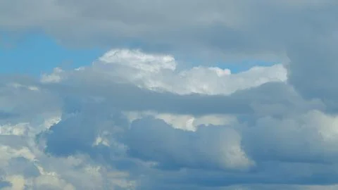 Dynamic patterns of clouds in a vast blue sky create an aweinspiring atmosphere Foto stock