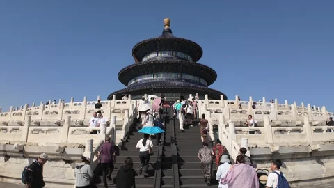 Dynamic People Ascending the Temple of Heaven in Beijing Vídeos de archivo 337303928