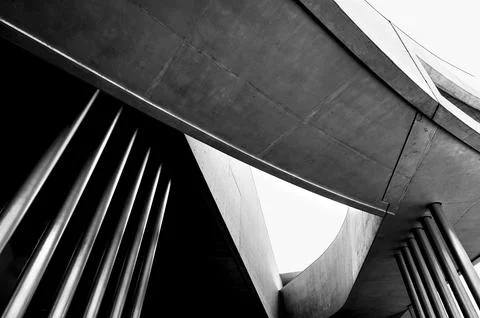 Dynamic perspective of a concrete structure with dominant lines and shadows, Foto stock