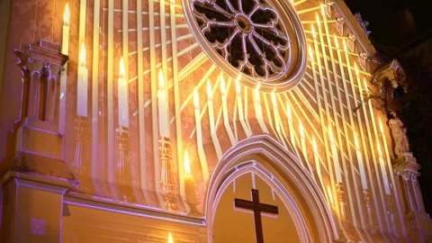 Dynamic projection mapping transforms Saint Pierre church facade into glowi.. Video stock 339373276