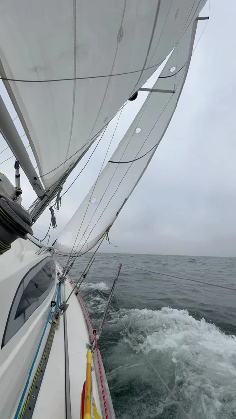 Dynamic sailing shot showing the sail and ropes in strong wind Stockbeeldmateriaal 320939885