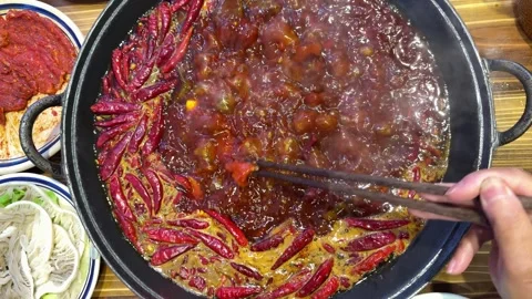 Dynamic Speed Ramp Boiling Red Oil Hotpot Bubbles Vídeos de archivo 335747281